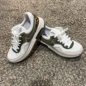 Nike Air Max Motif- New Y7/W 8.5